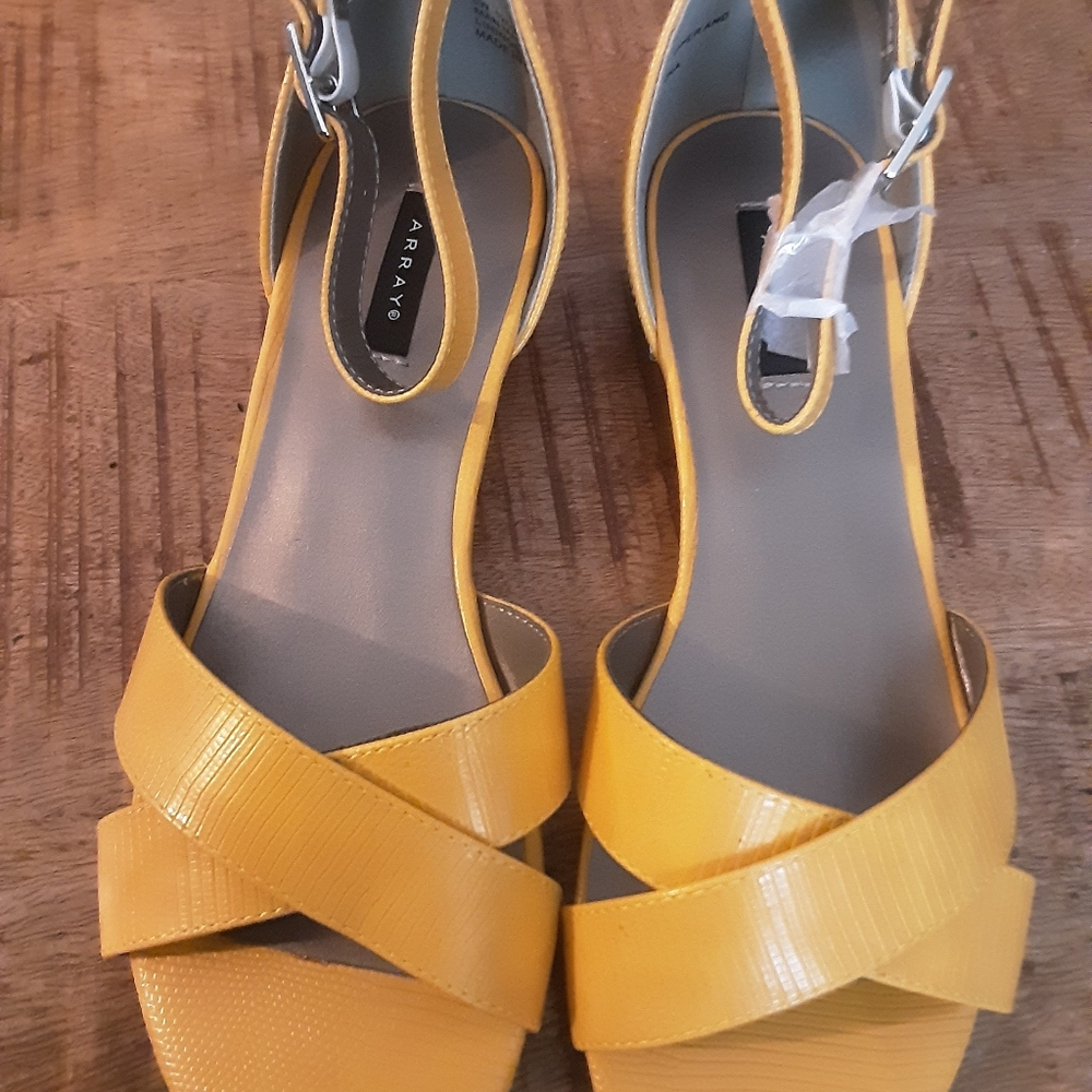 Array Bright Yellow Strappy Sandals Size 6W